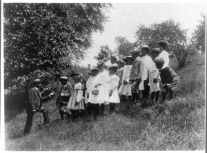 https://upload.wikimedia.org/wikipedia/commons/c/c7/Field-trip_-_school_children_outdoors_listening_to_man.png