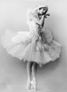 Photo of Anna Pavlova in ballet costume