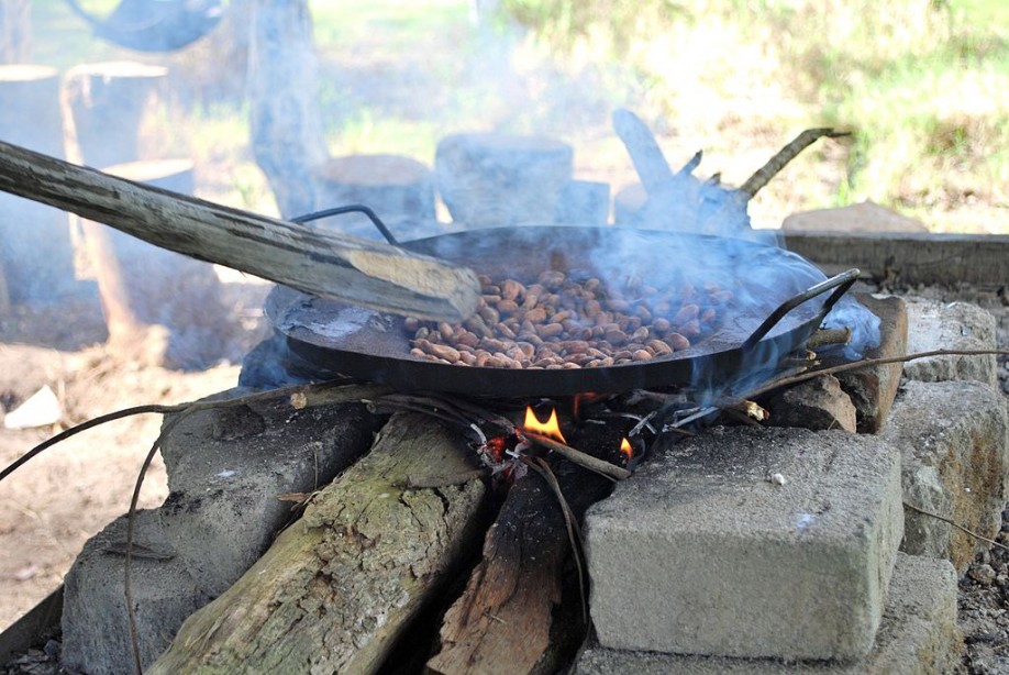 Toasting cacao beans