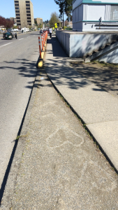 The narrow sidewalk of the 5th avenue dam has been decorated with love.